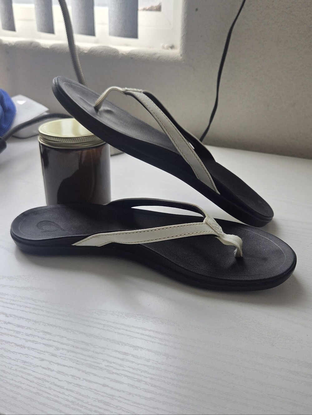 OluKai Women Ho'opio Water-Friendly Beach Flip Flop Sandals White Black 7.5